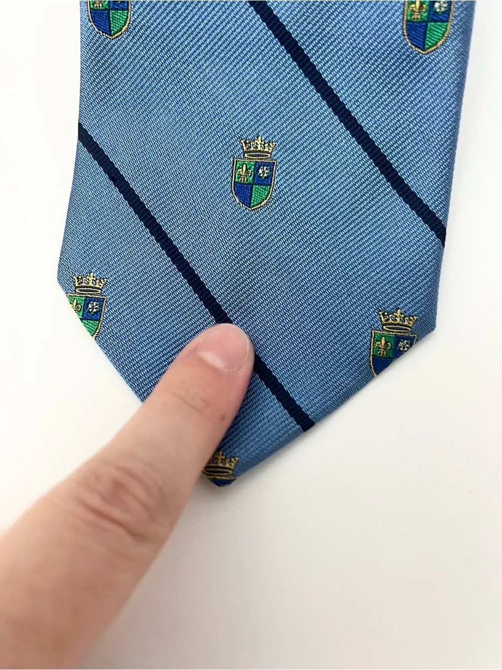 J Crew Men’s English 100% Silk Tie Blue Crest Ivy League USA Preppy Old Money